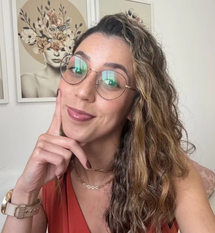 Fotografia da Psicóloga Stela Mariano no atendimento terapeutica com uma cliente.